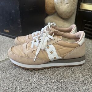 Great condition! Womens Saucony Jazz Beige gum sz 8.5 ….fit more like a 9